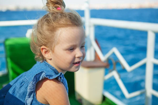 küçük kız mavi denize bakarak