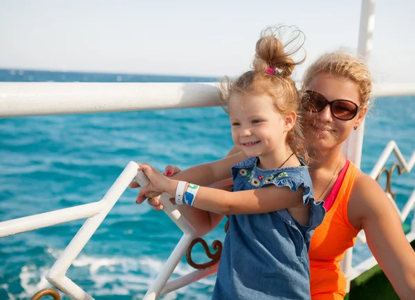 Denizde seyir anne ile küçük kız