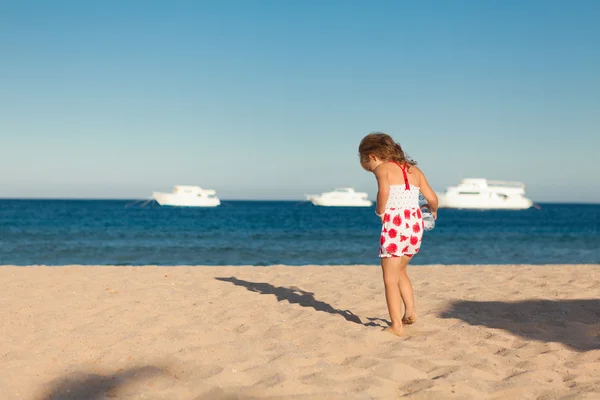 genç kız deniz kum içinde arama