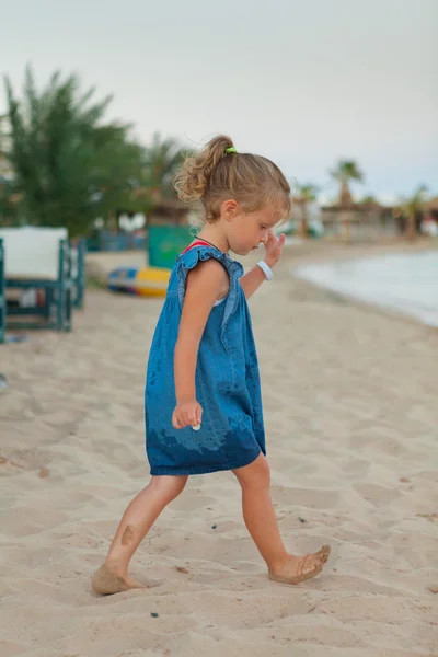 Deniz kıyısında oynayan küçük genç kız