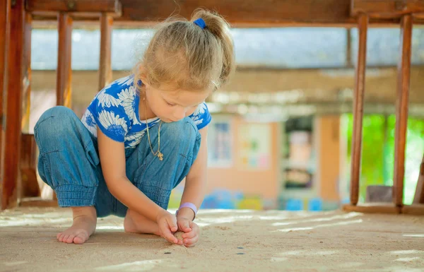 bir sanal oynayan kız