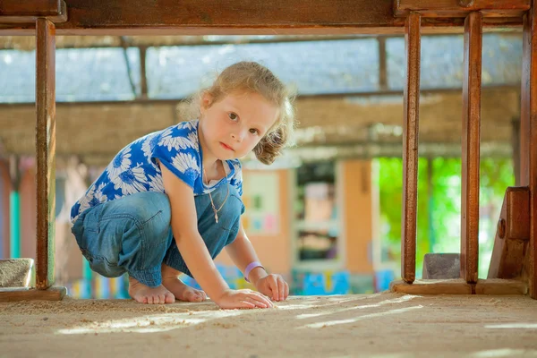 bir sanal oynayan kız