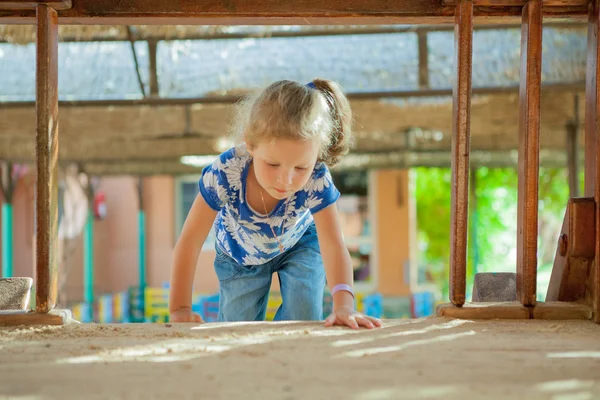 bir sanal oynayan kız