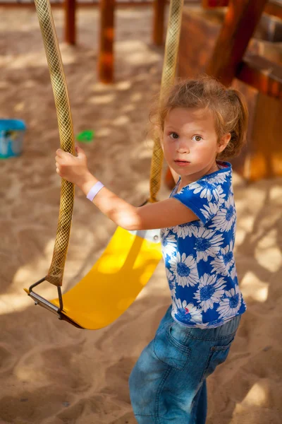 Salıncaktaki küçük kız