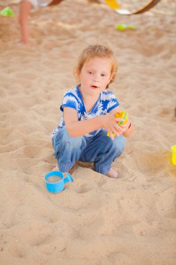 bir sanal oynayan kız