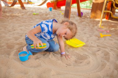 bir sanal oynayan kız