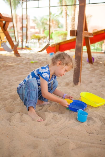 bir sanal oynayan kız