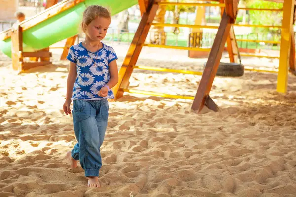 bir sanal oynayan kız