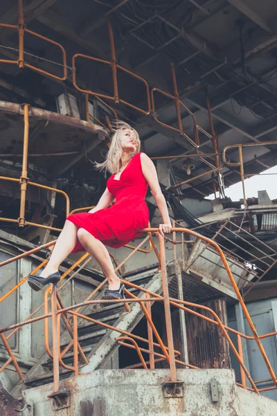 Schöne asiatische Frauen posieren auf Bagger Hintergrund — Stockfoto