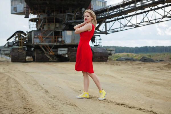 Ekskavatör arka plan üzerinde poz güzel Asyalı kadınlar