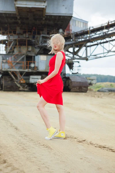 Ekskavatör arka plan üzerinde poz güzel Asyalı kadınlar