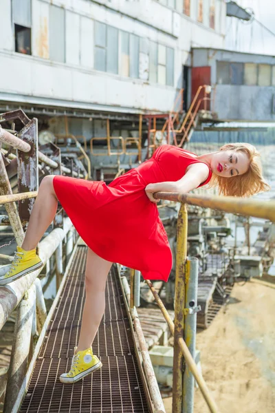 Schöne asiatische Frauen posieren auf Bagger Hintergrund — Stockfoto