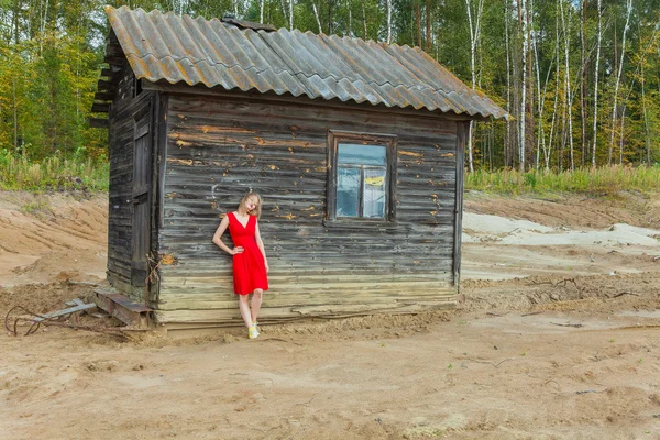 eski evin arka plan üzerinde poz güzel Asyalı kadınlar