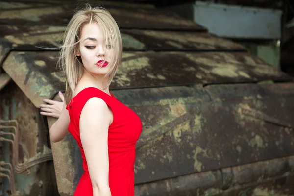 Caterpillar arka plan üzerinde poz güzel Asyalı kadınlar