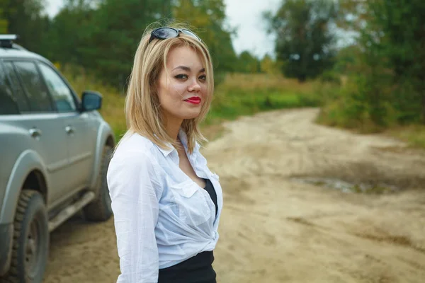 Kum yolunda poz veren güzel Asyalı kadın.