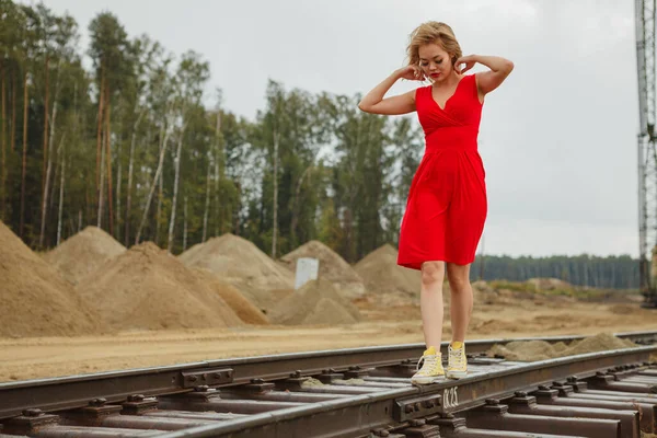 Junge Asiatin Roten Kleid Tanzt Auf Der Eisenbahn — Stockfoto