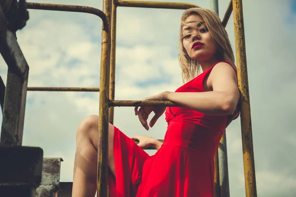 Молодая Женщина Красном Платье Поднимается Железной Лестнице — стоковое фото