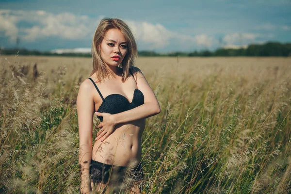 Yeşil alanda poz veren güzel Asyalı kadın.