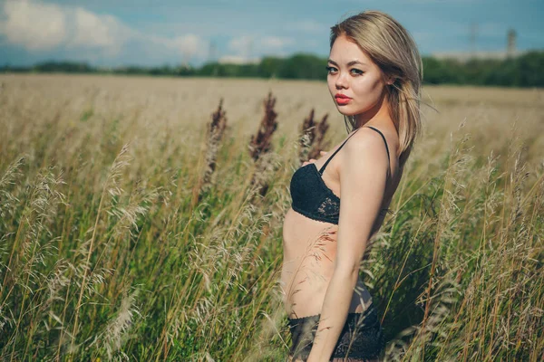 Yeşil alanda poz veren güzel Asyalı kadın.