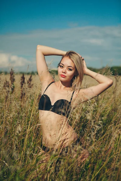 Yeşil alanda poz veren güzel Asyalı kadın.