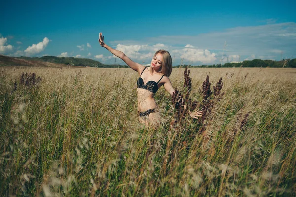 Yeşil alanda poz veren güzel Asyalı kadın.