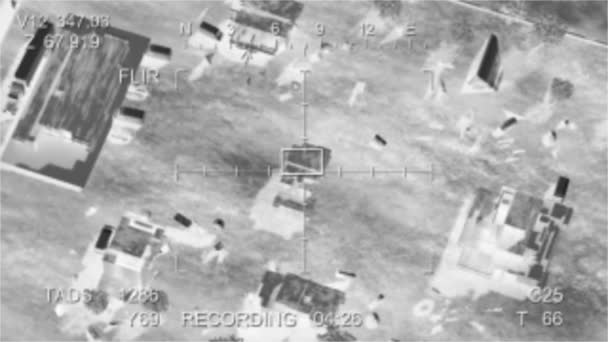 Missil träffar terrorism basen, vy från drönaren — Stockvideo