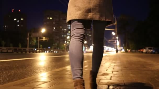 Mujer va a lo largo de la calle de noche — Vídeos de Stock