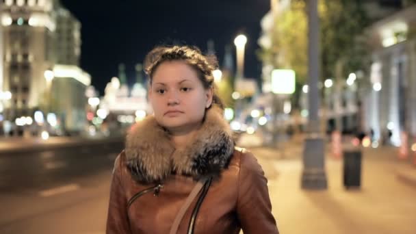 Mutlu kız gece Caddesi'nin arka plan karşı yürüyor — Stok video