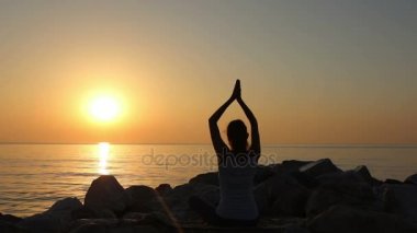 Sabah Meditasyon, kadın seashore yoga uygulamaları.