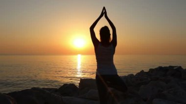 Kadın sabah Meditasyon