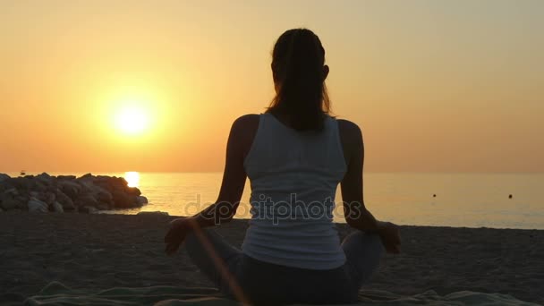 Reggeli meditáció naplementekor — Stock videók