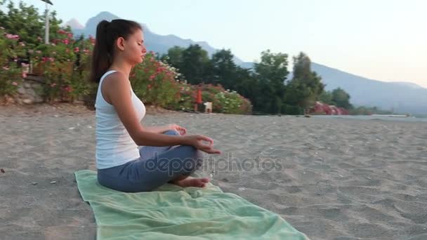 Meditación matutina, la mujer practica yoga en la orilla del mar — Vídeos de Stock