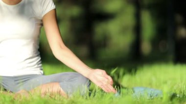 kadın parkta yoga uygulamaları