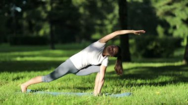 kadın parkta yoga uygulamaları