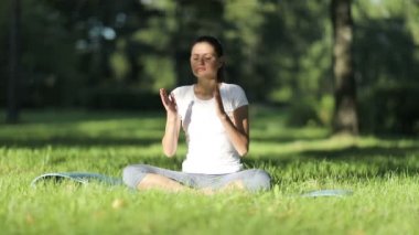 kadın parkta yoga uygulamaları