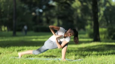 kadın parkta yoga uygulamaları
