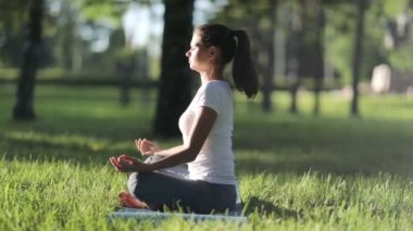 kadın parkta yoga uygulamaları