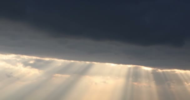 Běžící oblaka a slunečních paprsků — Stock video