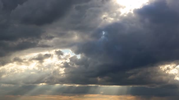 Zon Breekt Door Wolken Bij Zonsondergang — Stockvideo