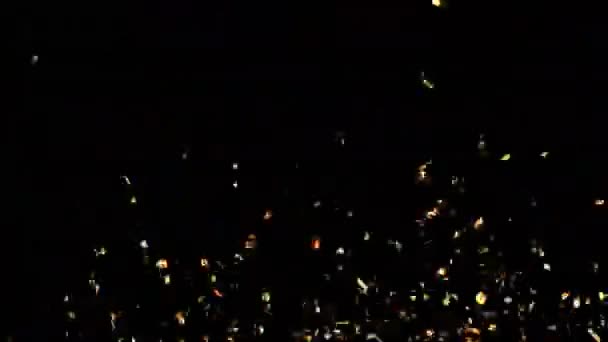 Goldene Konfetti Party Knaller Explodieren Auf Grün Schwarzem Hintergrund Animation — Stockvideo