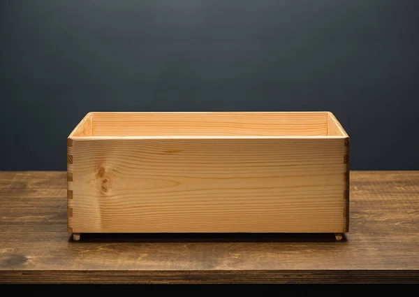 Caja de madera sobre la mesa — Foto de Stock