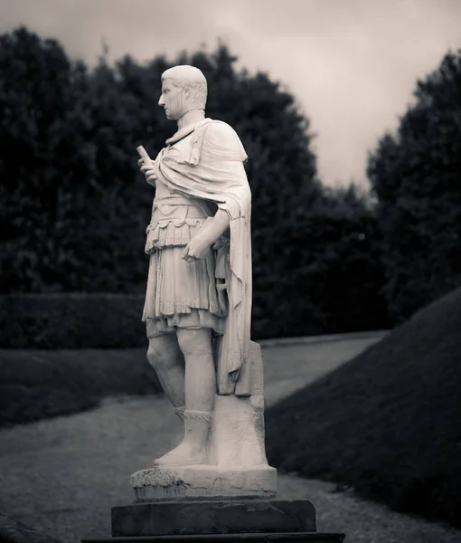 Standbeeld in een park in florence — Stockfoto