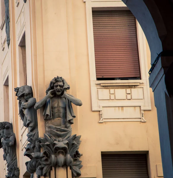 Estatua esquina del edificio —  Fotos de Stock