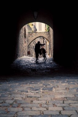 bir motorcu silüeti