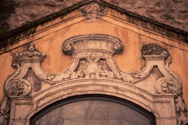 kapı üzerinde cephe 