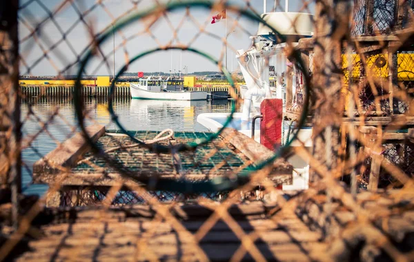 Barco de pesca através de uma armadilha de lagosta — Fotografia de Stock