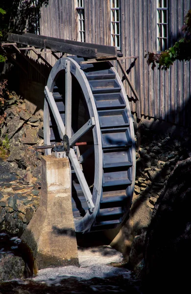 Blaues Wasserrad aus Holz — Stockfoto