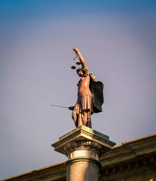 Staty av skalor för rättvisa — Stockfoto