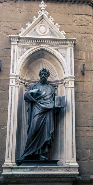 Estátua de uma figura religiosa — Fotografia de Stock