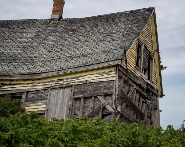 Casa dilapidada de madeira — Fotografia de Stock